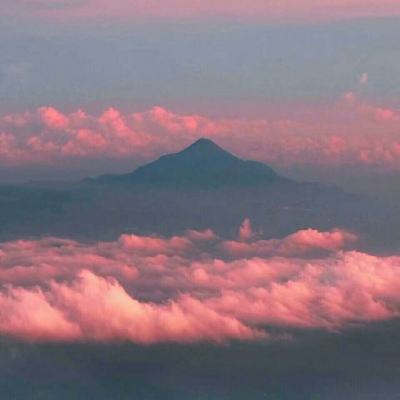 视频印尼伊布火山发生喷发火山灰柱高达5000米